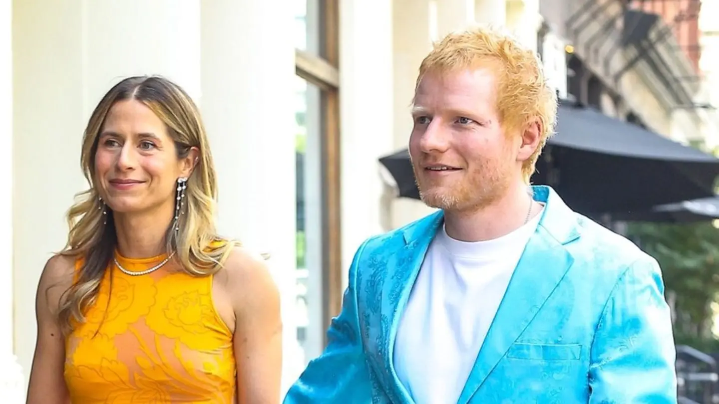 Ed Sheeran + Cherry Seaborn: Knallige Outfits für die Swift-Hochzeit
