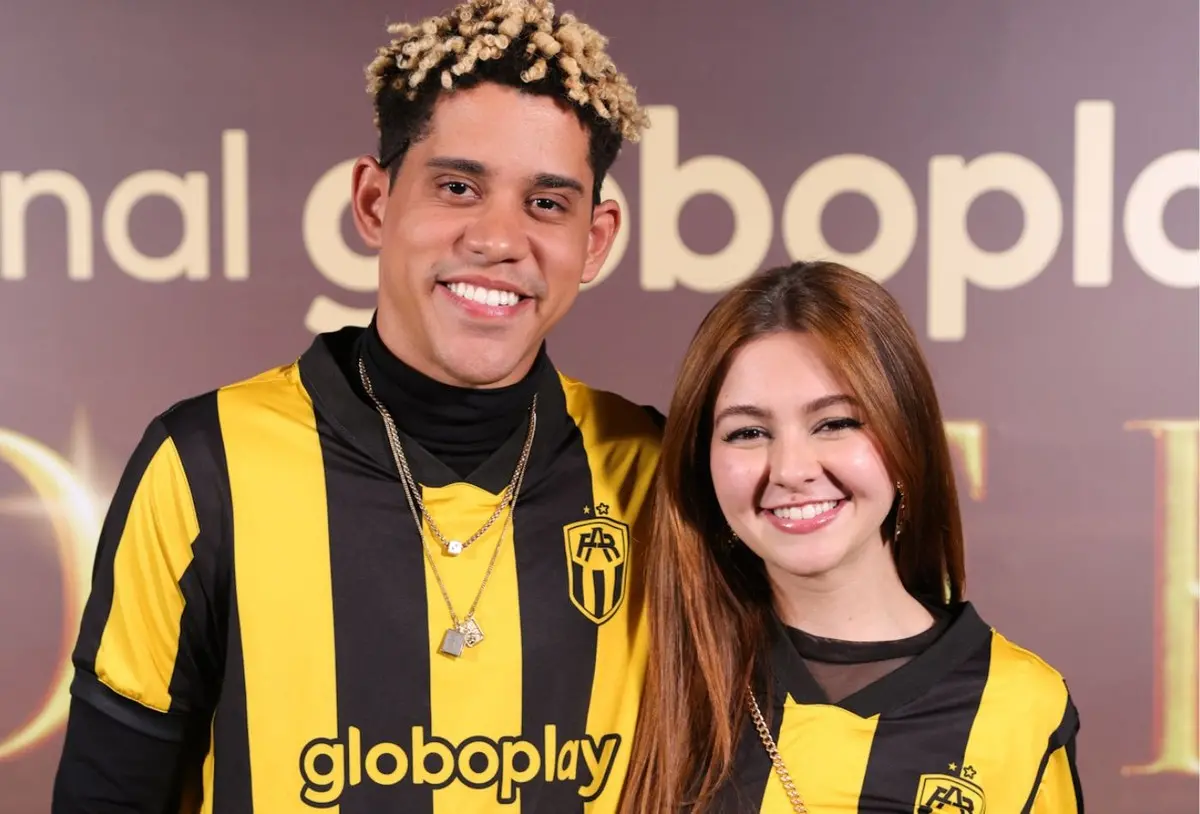 Klara Castanho e Cauê Campos surgem abraçadinhos em evento e aumentam rumores de affair; fotos